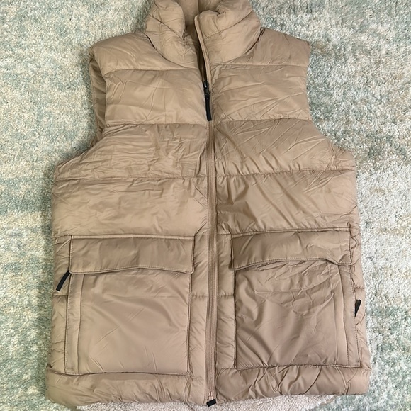 Amazon Essentials Water-Resistant Sherpa-Lined Puffer Vest - Picture 2 of 4